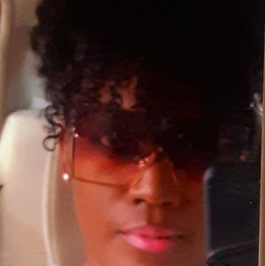 Meet your Posher, Tia